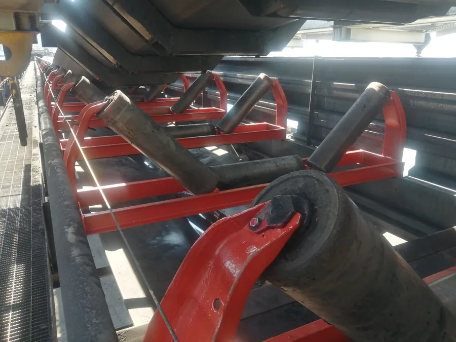 Rodillos y estructura de una banda transportadora industrial durante mantenimiento