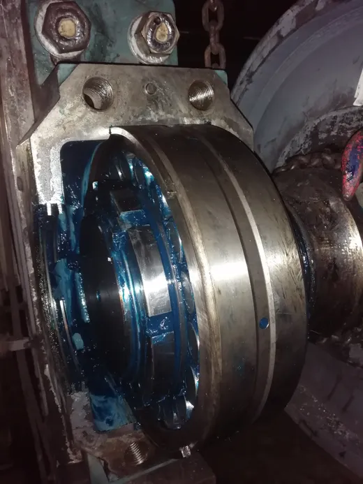 Rodamiento de gran diámetro engrasado durante una intervención en planta
